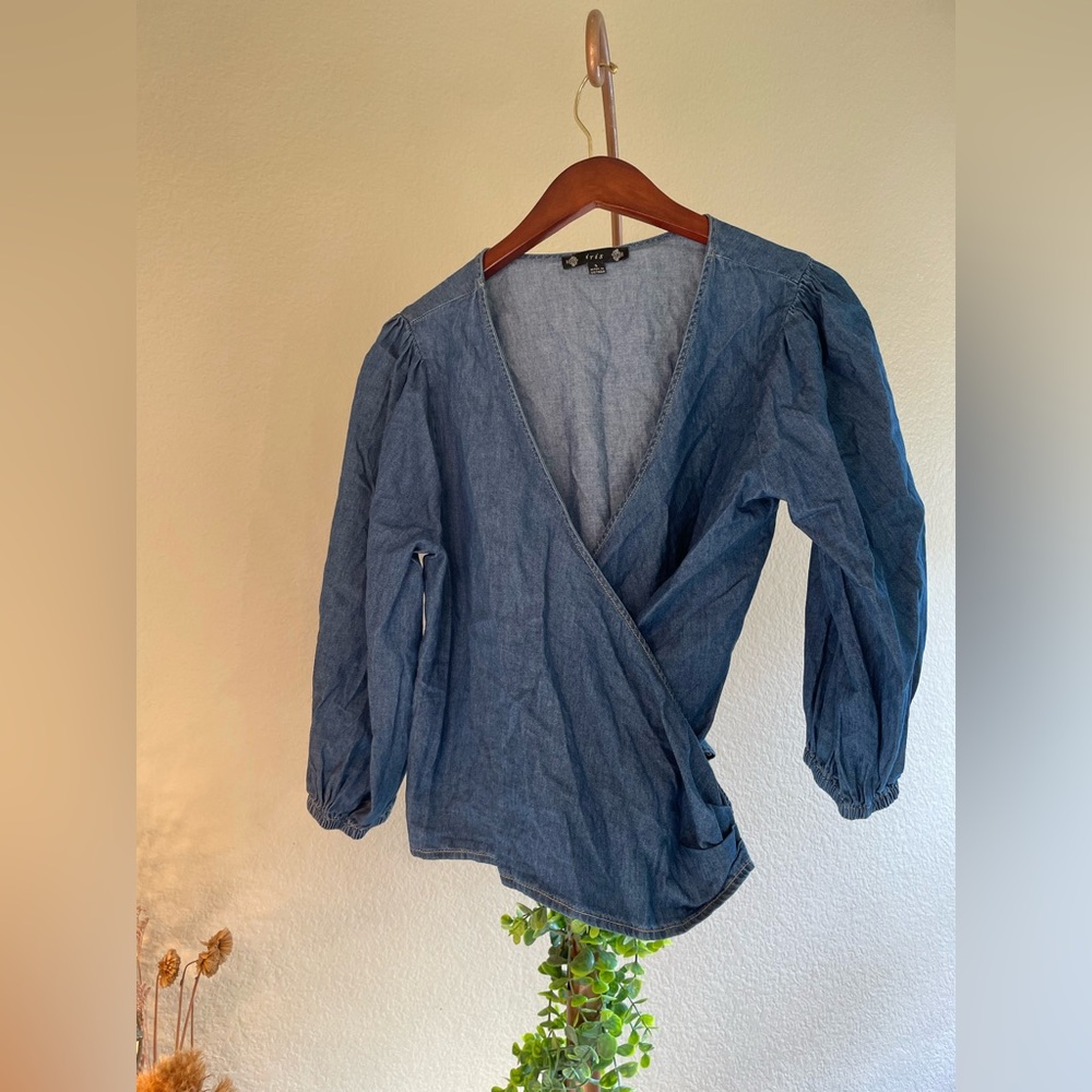 Cross body tie shirt with puffy sleeves.